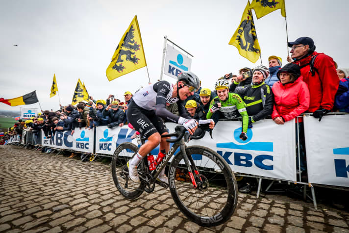 Tadej Pogacar auf dem Weg zum Sieg bei der Flandern-Rundfahrt 2023