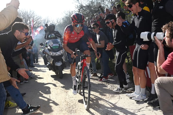 Thomas Pidcock auf dem Weg zum Sieg bei Strade Bianche 2023