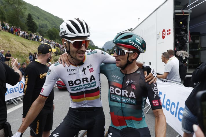 Emanuel Buchmann (à gauche) célèbre la victoire du jour à Laruns avec Jai Hindley