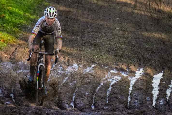 PONTCHATEAU, FRANCE - 5 NOVEMBRE : Fem van Empel des Pays-Bas participe aux Championnats d'Europe de Cyclo-cross UEC Elite 2023 sur le Circuit de Coet-Roz le 5 novembre 2023 à Pontchateau, France (Photo by Rene Nijhuis/BSR Agency/Getty Images)