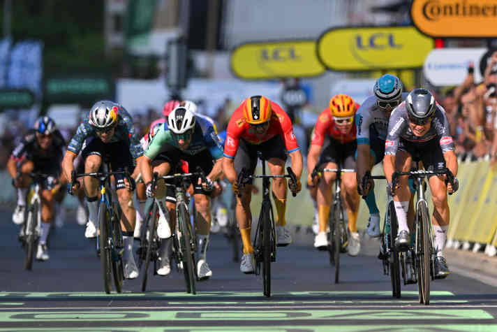 Jasper Philipsen war im Massensprint der 16. Etappe der Tour de France 2024 nicht zu schlagen