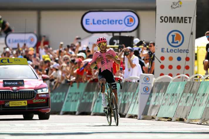 Richard Carapaz celebrates his victory on the 17th stage