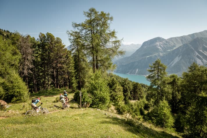 Trails mit Seeblick sind ein Markenzeichen der Region.
