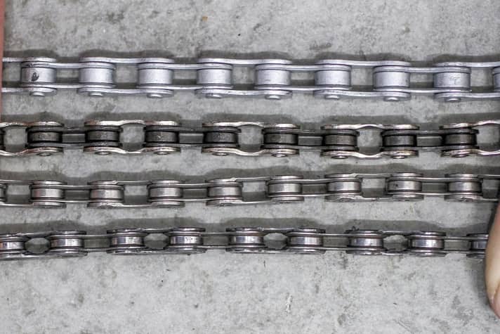  Je mehr Ritzel eine Kassette hat, desto dünner muss die Kette werden. Der Unterschied zwischen 8-, 10- und 12fach-Ketten (unten) ist mit bloßem Auge zu erkennen. 