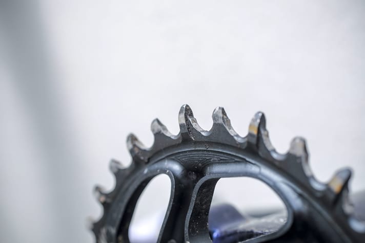 Zwölffach-Kettenblatt von Sram mit abwechselnd dicken und dünnen Zähnen (Narrow-Wide). 