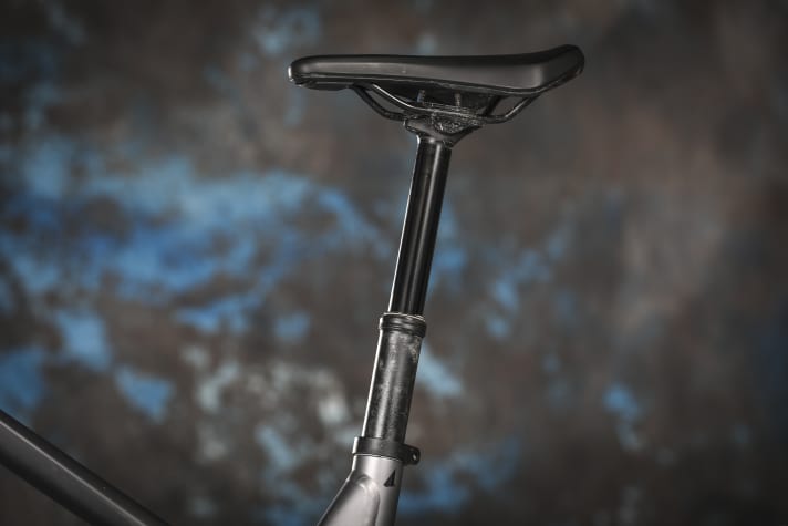 Ausrutscher bei der Ausstattung: Die hauseigene Dropperpost bietet bei Rahmengröße L nur 150 mm Verstellweg und damit zu wenig Bewegungsfreiheit für einen Abfahrtsboliden.