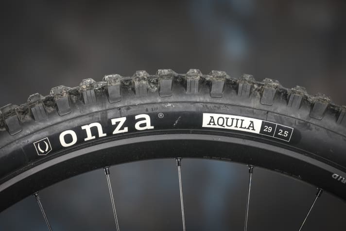 Unfortunately, due to a lack of availability, the pre-production bikes were delivered with different tyres than those fitted as standard. The Onza Aquila GRC on our test bike weigh almost 600 grams more in total than the standard Onza Porcupine TRC/GRC tyres.