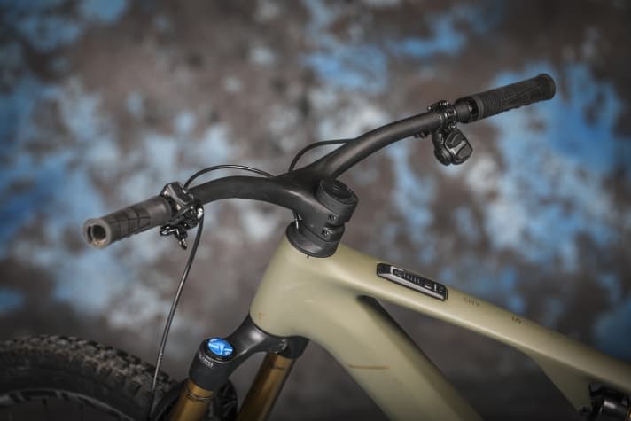 The headset contains a swivelling bearing shell for geometry adjustment. This allows the steering angle to be steepened by 0.6 degrees.