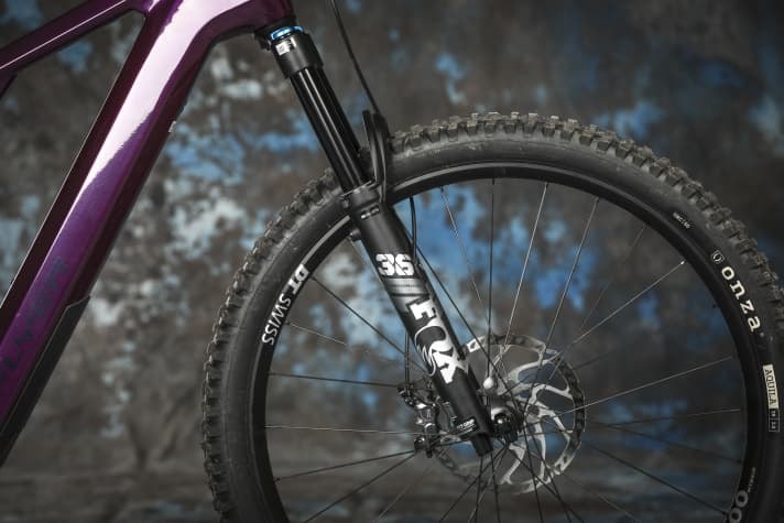 Obwohl im Flyer Uproc X 8.70 “nur” das Performance-Fahrwerk von Fox steckt, konnte uns die plüschige und schluckfreudige Federung des Bikes voll überzeugen.