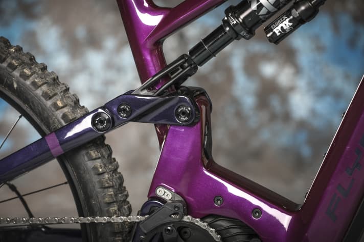 The main frame, shock linkage and rear triangle are made of carbon fibre. Large bearings and high-quality workmanship make a very robust impression.