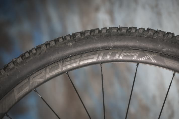 Super-light carbon wheels and classic downcountry tyres - for top rolling characteristics and lively acceleration. This makes flat courses a pleasure!