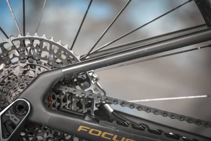 Flex pivot with flexing carbon seat stays save weight.