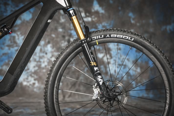 The Fox 34 with Grip2 damping delivers 130 mm and works great. The bike is also optionally approved for 140 mm forks.