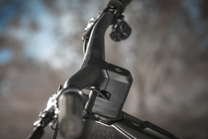 Cable routing rethought: On the Focus, the cables no longer run from the front into the stem, but directly into the head tube. A stylish carbon cockpit unit is used on the top models, while cheaper models rely on a special Focus stem with comparable cable routing inlets.