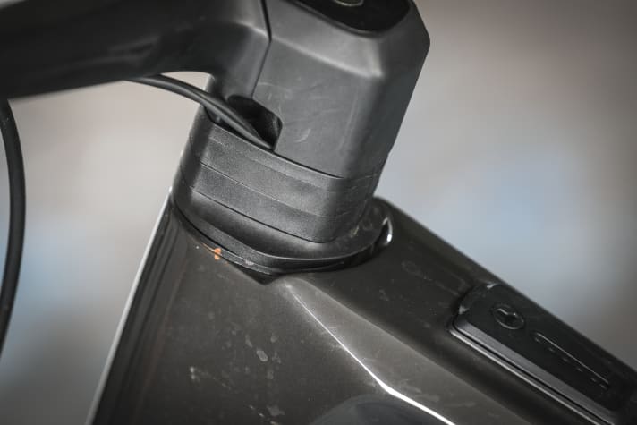 The internally routed cables raise the front slightly due to the design. Even without spacers under the stem, the steering centre remains slightly higher than the geometry data would suggest. The riding position is sporty but upright.