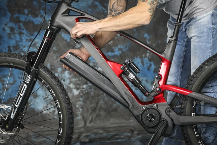 The large 900 watt-hour battery can be easily folded out of the down tube.