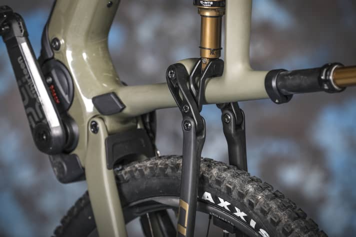 Leider fordert der leichte Rahmen seinen Tribut bei der Steifigkeit: Im Fahrbetrieb ist es keinem Tester negativ aufgefallen, aber die Schleifspuren der Reifen an den Sitzstreben zeigen, dass der schlanke Hinterbau gehörig flext.