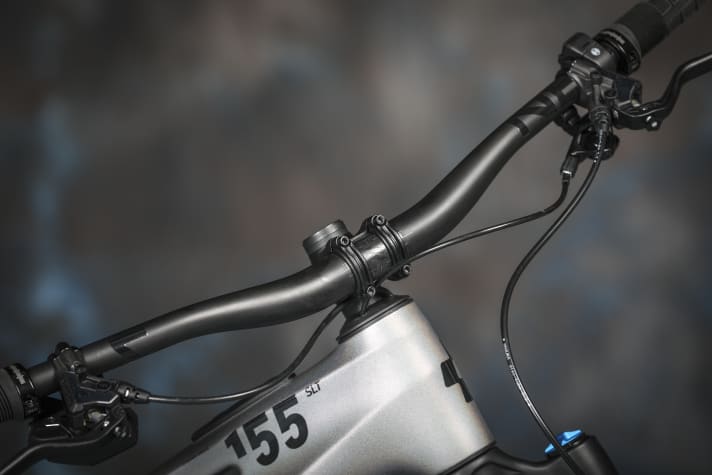 A swivelling bearing shell is located in the headset. This allows the steering angle to be steepened by 0.6 degrees if required.