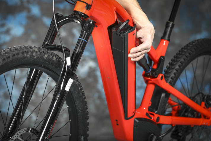 The battery can be conveniently folded out to the side without the need for a key. At 500 watt hours, the battery capacity is well below average - an economy measure that is understandable at this price.