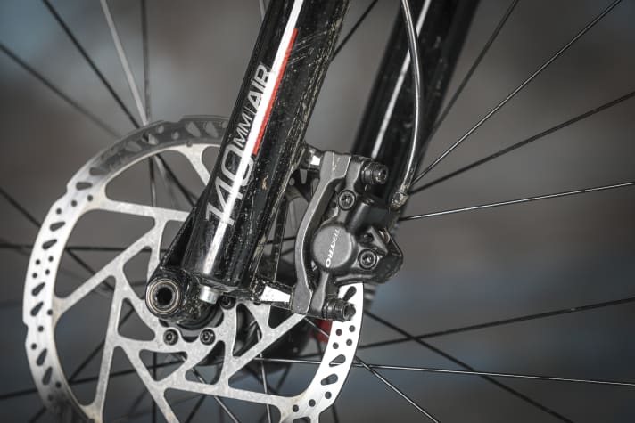 The Tektro HD-M 276 clearly lacks bite. On steeper descents, this significantly limits riding safety.