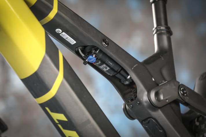 The shock is concealed under a flap in the top tube. Unfortunately, the system integration also has disadvantages. The setup is more complicated, a shock with a reservoir does not fit into the frame.