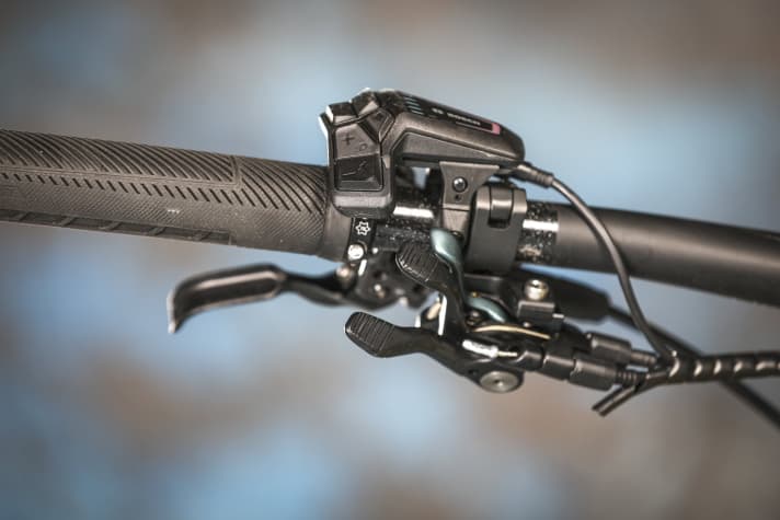 Mit dem Twin-Lock-System kann man den Federweg des Patron auf 115 Millimeter reduzieren, oder gleich ganz außer Kraft setzen. Das Cockpit mit acht Hebeln allein für den linken Daumen wirkt so aber überfrachtet.