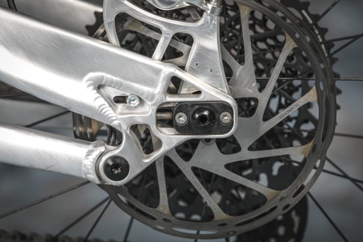 A unique selling point is the infinitely adjustable chainstay length. The adjustment range goes from 431 to 442 millimetres, even the longest value can be confidently described as short.