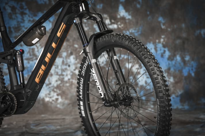 Fork with thicker stanchions and 160 instead of 140 millimetres of travel. The Bulls Sonic Evo AM SL1 has been upgraded for 2024.