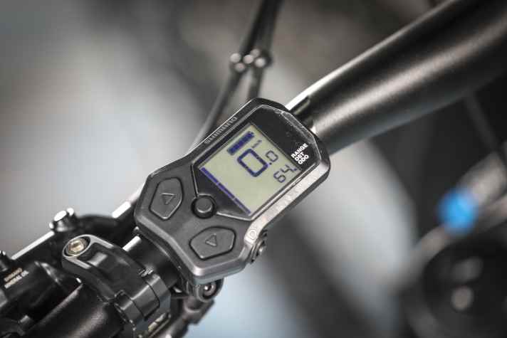 Die günstige Kombi­lösung SC-EN500 ist Taster und Display in einem. Wenig Infos, mäßige Ergonomie und obendrein keine Schnittstelle zur E-Tube-App - hier lohnt ein Update auf hochwertigere Kombis!