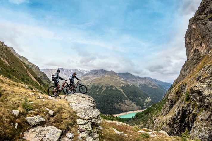 Adamello und Presanella auf der einen Seite, Ortler und Brenta in den anderen Himmelsrichtungen. Dazu Flowtrails für die ganze Familie und Natur-Trails über dem Tonalepass.