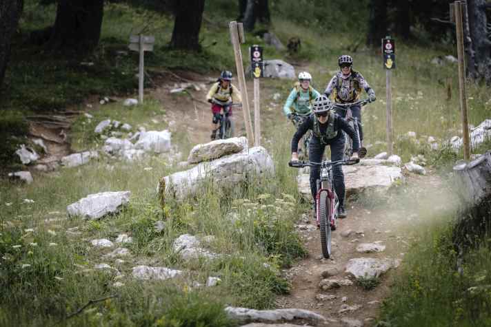 The guide drives ahead: Then even trickier passages become feasible.