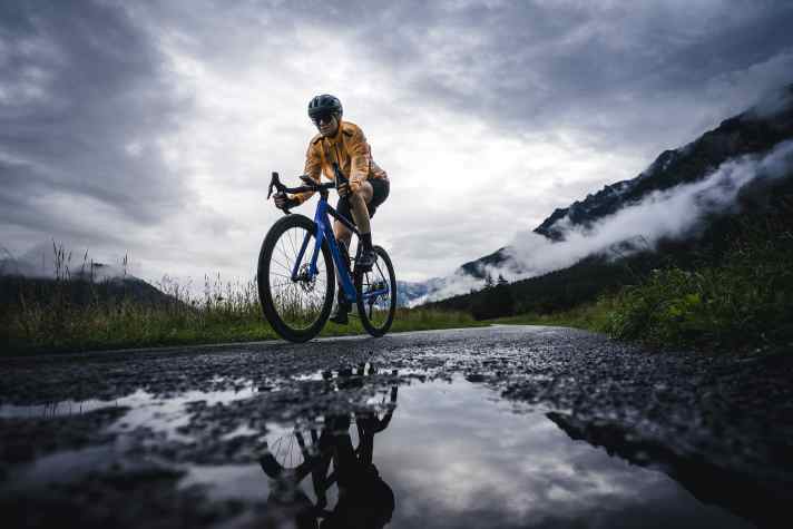 Egal ob auf dem Racefully oder dem Gravelbike: In sportlicher Haltung kommt es vor allem auf den richtigen Schnitt an