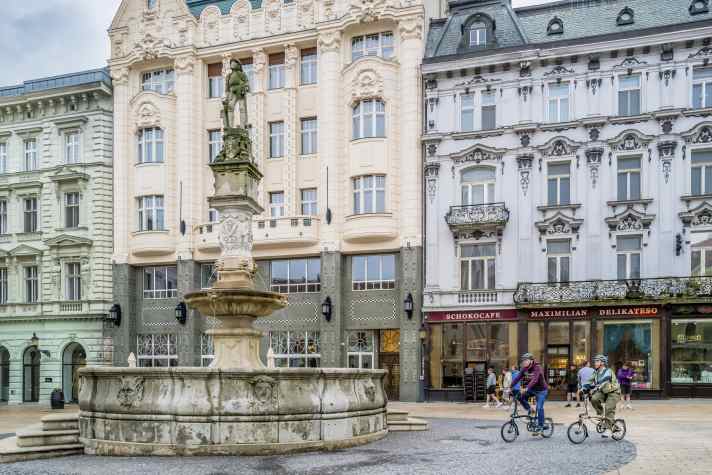 Hauptplatz in Bratislava mit dem Alten Rathaus und  Maximiliansbrunnen aus dem Jahr 1572.