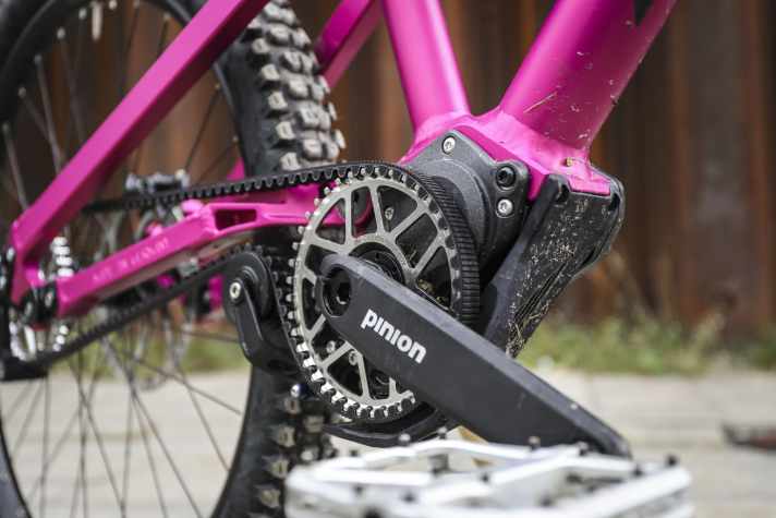 The Pinion gearbox delivers twelve evenly spaced gears with a gear ratio range of 600 per cent, driven by a Gates carbon drive belt. Thanks to Smart Shift technology, all gears are shifted electronically in sequence or in random jumps - regardless of whether the bike is stationary or travelling.