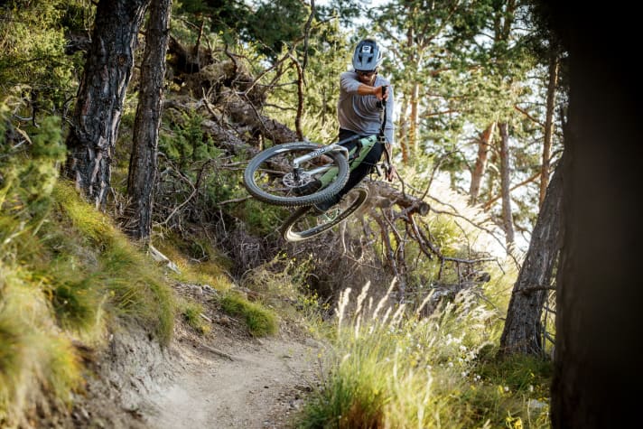 And.... pull it off! With 150 mm travel at the front and 140 at the rear, the Propain Hugene also loves airtime next season.