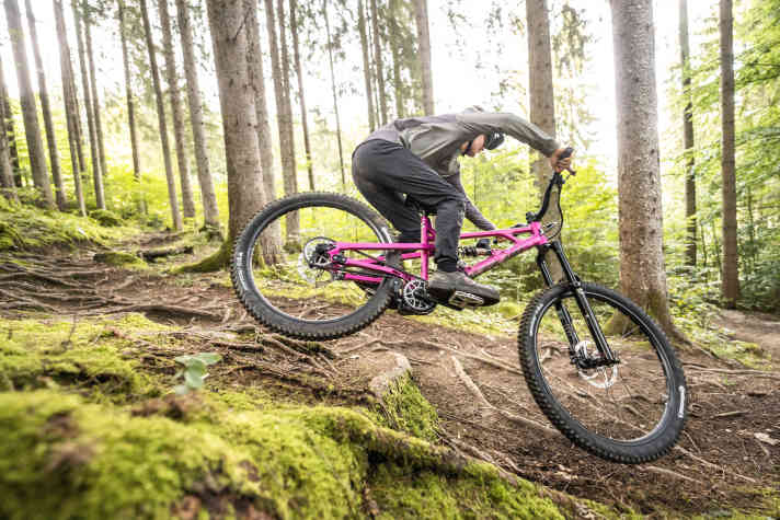 Sehr angenehm: Der Riemenantrieb gibt keinen Mucks von sich, lediglich das Poltern der Reifen ist zu hören.