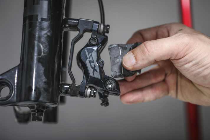 For the pad check, it is best to remove the pads from the brake calliper. This allows you to check them for dirt straight away.