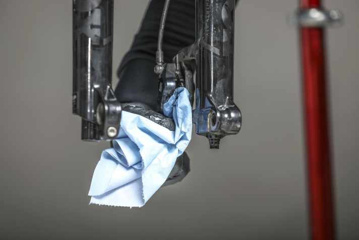 Brake dust in the caliper can impair the function. Therefore, clean thoroughly before the first ride.