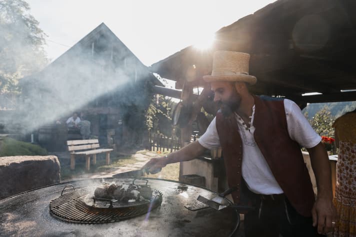 Mariano Bosch hat das alte Gutsgelände vor einigen Jahren mit seinem Vater zu diesem Kleinod umgebaut. Als gelernter Koch kümmert sich der 28-Jährige heute um die Freiluft-Küche.