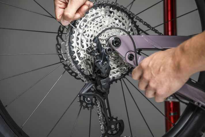 Smooth gear changes are only possible if the rear derailleur is optimally adjusted.