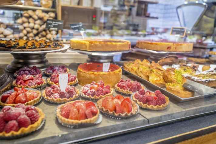In den Halles de Paul Bocuse findet man süße Naschereien für Auge und Gaumen.