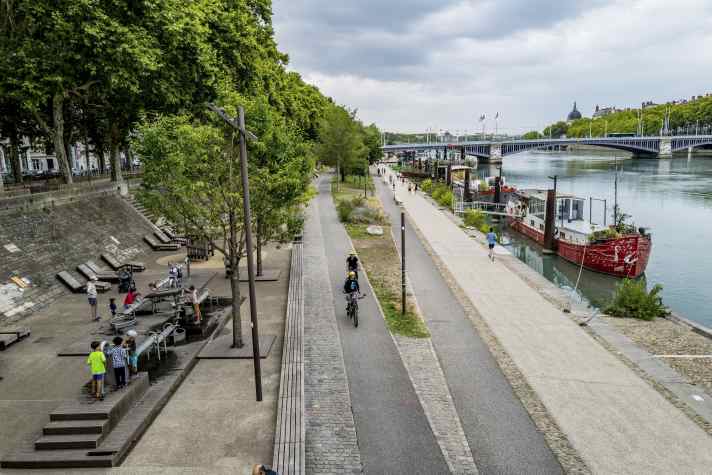 A symbiosis of city life and local recreation: cycle and footpaths along the banks of the Rhône.