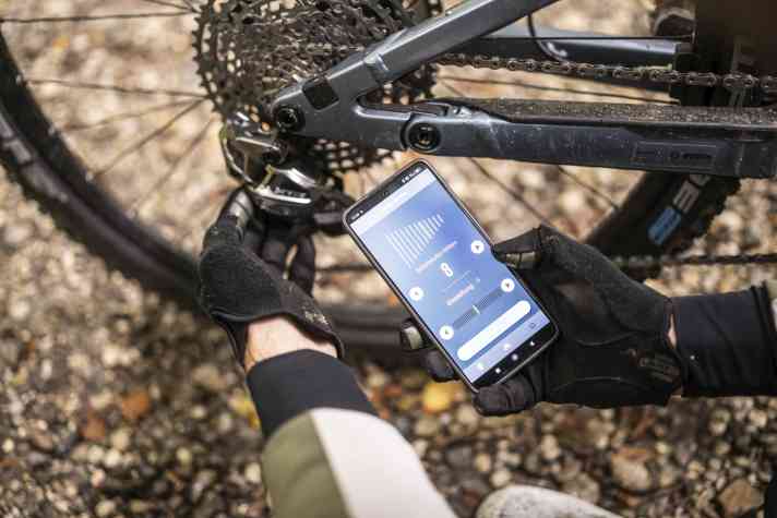 Shimano also shows the setting position in the app. A button on the rear derailleur must be pressed to connect.