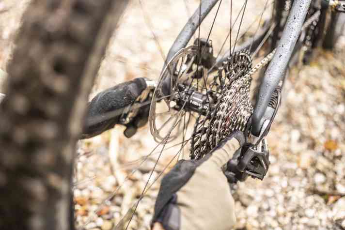 Even on the trail, the Sram rear derailleur can be easily brought back into the correct position. Either by hand or by opening the thru-axle.