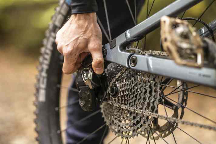 Die Spannfeder lässt sich nicht mehr wie der alte Reibungsdämpfer deaktivieren. Das erschwert den Laufradausbau bei Shimanos XTR Di2.
