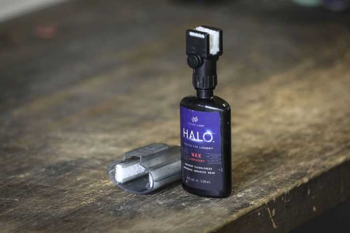 Chain wax is usually quite liquid and tends to drip onto the floor when applied. The dispensing attachment with sponge effectively prevents this.