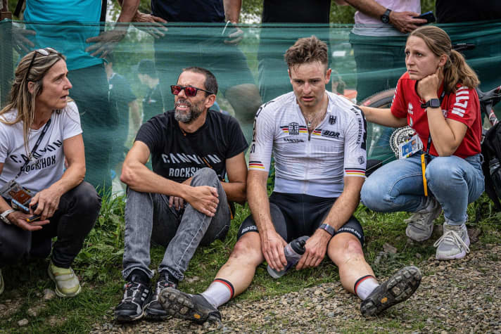 Große Enttäuschung: Luca nach dem Crash im Short-Track mit den Teamchefs Claudia Baudry und Sébas­tian François sowie Physiotherapeutin Lisa Wagner (v. li.).
