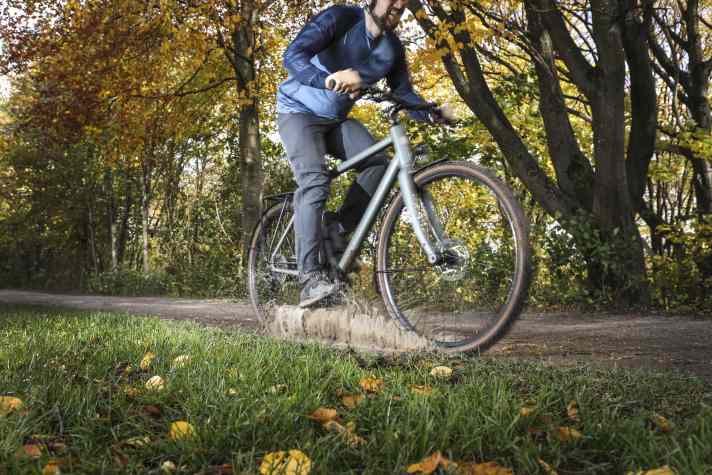 In addition to good road characteristics, classic touring tyres must also perform well in the wet and on fine gravel.