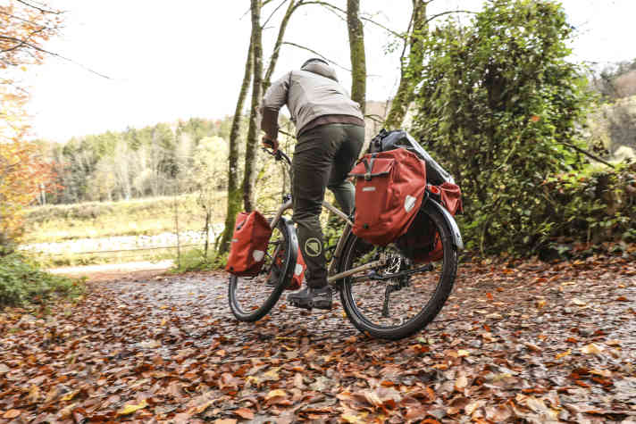 We’ve all been there, haven’t we? A fully laden bike requires significantly more effort, particularly when cycling slowly. The position of the load in relation to the steering axis affects stability and control to varying degrees.