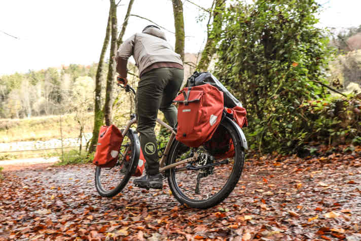 Dank der langen Geometrie mit MTB-Anleihen ist das Maxx auch auf rutschigem Pflaster kaum aus der Ruhe zu bringen.